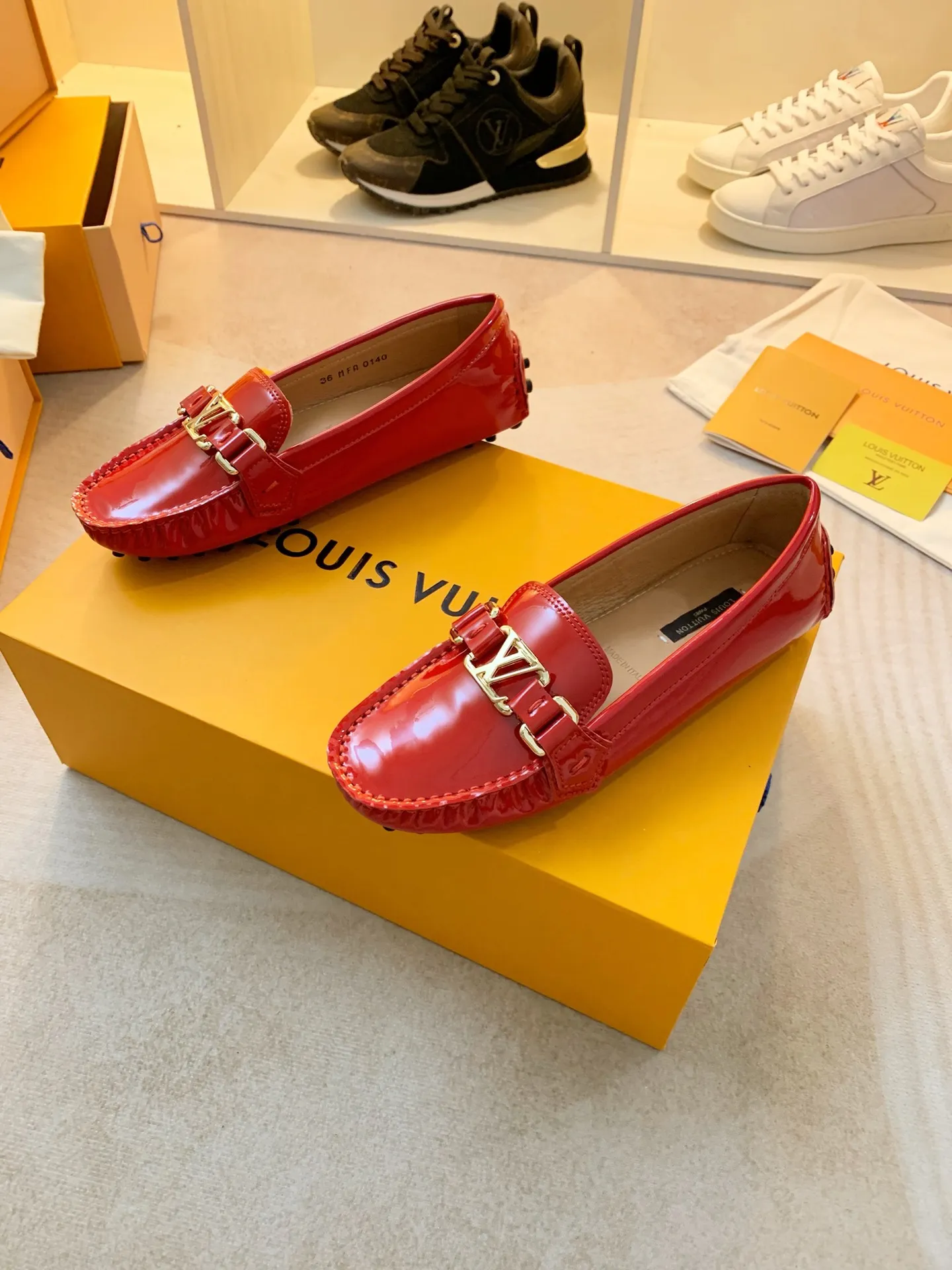 p460💰Couple model❤️🇫🇷 𝙇𝙤𝙪𝙞𝙨 𝙑𝙪𝙞𝙩𝙩𝙤𝙣 🇫🇷Louis Vuitton 2023 Classic𝓛𝓿 𝓣𝓻𝓪𝓲𝓷𝓮𝓻 Sports Series ➪➪➪¯ [Arizona Doudou Shoes Series] ▪️▪️▪️Arizona slip-on shoes are made of Monogram Eclipse canvas. Its hand-painted and dyed edges and hand-sewn uppers fully demonstrate Louis Vuitton's traditional shoemaking craftsmanship. This slip-on shoe is very lightweight. The integrated tongue and upper make it particularly comfortable and flexible. The soft outsole is equipped with rubber padding. Decorated with matching sash. Detailed features: ☑️Monogram Eclipse canvas ☑️Black Eclipse pattern ☑️Hand-painted shoe edges ☑️Hand-sewn uppers (each pair takes time to process) ☑️Integrated tongue and upper construction ☑️Outsole equipped with rubber lining ☑️size: 35_46